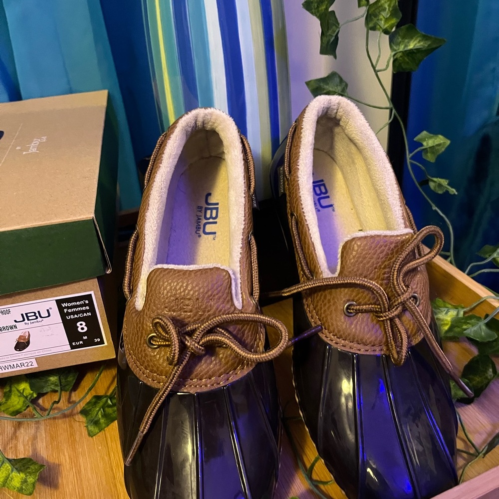 JBU Woodbury 
Woodbury, a feminine slip-on duck shoe